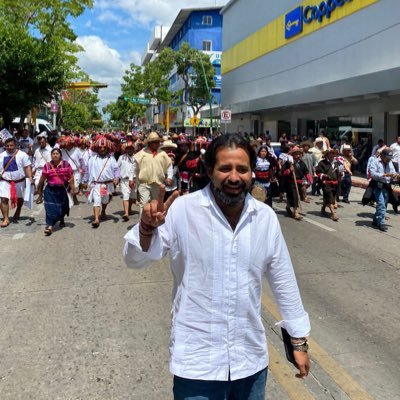 empresario, cosoleacaneco,con sangre jarocha y el corazón a la izquierda,esposo, padre ,americanista de corazón