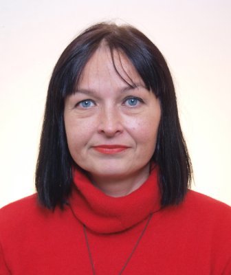 Народилася в Києві, закінчила КПІ, працювала редактором та журналістом, зараз копірайтер
