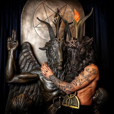 Si te enfocas solo en la luz, te dejará ciego. Si te enfocas solo en la oscuridad, alucinarás indefinidamente. Debes aprender a lograr un equilibrio.𖤐🜏Ψ☯️