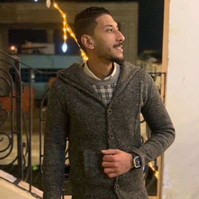 كُـنّ كـَ طِفّلٍ مَهّماً كآنَت حآلتُهّ؛يَبّتَسِمّـ'💙✋
