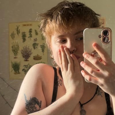 leispiachblath's profile picture. butch ach as Gaeilge - ✨ they/them 🏳️‍⚧️ gnc dyke