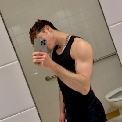 hi it’s Flavio, ur hot Athletic student boy💪🏻 join me on my OF 𝙣𝙤𝙬 !