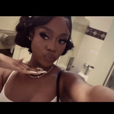 nynywrlddd_'s profile picture. @theereallnay_