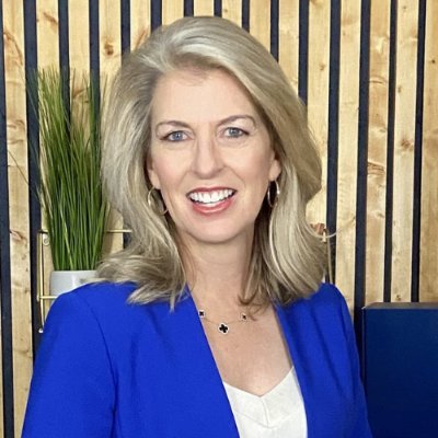 Emmy award-winning journalist who loves helping SMART leaders tell BETTER stories. Obsessed with the study of charisma and helping you move a message. 🎤