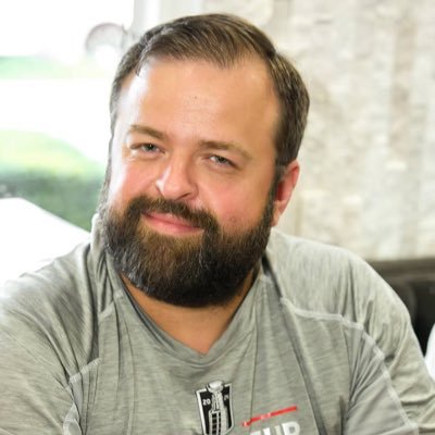 Elperl4's profile picture. I find that the best way to go through life is laughing every time you get the chance.