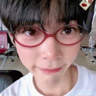 estoy en aregua comiendo frutilla con cheol y gunwook 🍓