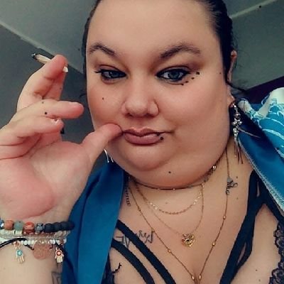 Chlo_artiste's profile picture. Musique, Théâtre, Arts, Tatouages et Pilules 🌸

MarkenMarc Production 🎬

 Porte Paroles officiel de Jahmaïque Radio 📻