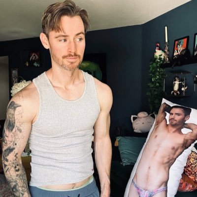 Actor best known for my role as 'Zeke' on Wizards of Waverly Place. See my link below for more. Personal: 😏📸@_danbensonsfw ONLY PRIVATE ACCOUNT‼️