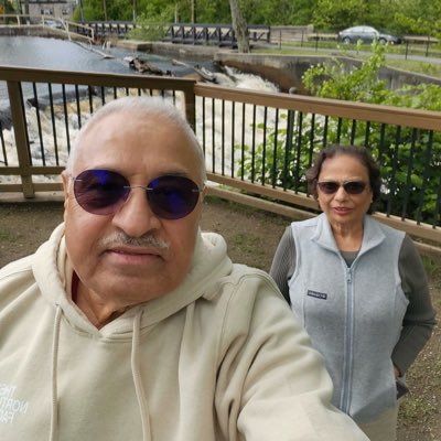 उन्हीं के फ़ैज़ से बाज़ार-ए-अक़्ल रौशन है,
जो गाह गाह जुनूँ इख़्तियार करते रहे ।