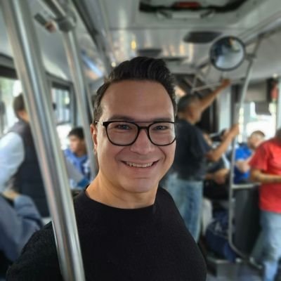 Periodista y conductor de tv. Conductor de El Financiero Televisión. Apasionado del cine y la política.