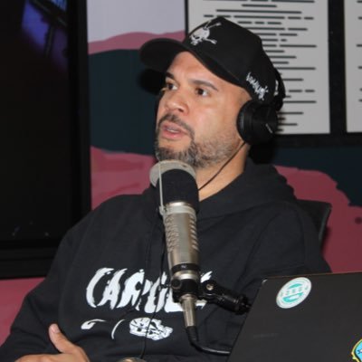 Ponceño, escritor, gurú farandulero, filósofo, podcastero, reggaetonólogo, pinto rejas, hago mudanzas y boto escombros. @siempreeslunes_ 🦍🇵🇷✏️ 🎧 #MacetaTV📺