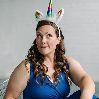 Cookie lover//Cat servant//Sexy romcom by day//Mom of three by night