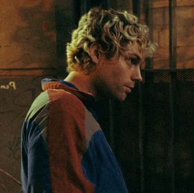 Why do I think you're so cool?
| 20 | she/her | saw 5SOS, Luke, the Rose | anime | 5sos |