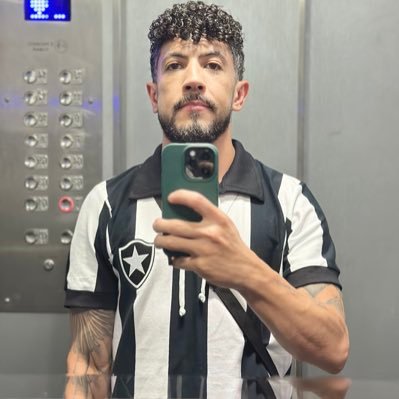 Torcedor do Botafogo de Futebol e Regatas • Fã da maior cantora de todos os tempos Christina Aguilera • vivendo com TDAH • Marketing&Conteúdo • 🏳️🌈