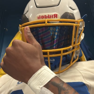 ATHLETE Auburndale, Fl @bloodhounds_ahs💙💛C/O 27’| 3.30 GPA #AGTG Philippians 4:13 | Email @vincciman1@gmail.com 407-538-1924
