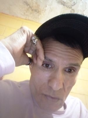 Me gusta conocer personas de otros países y ASER una buena amistad soy peluquero,me gusta la música de todo pero más las románticas también me gusta comer sano