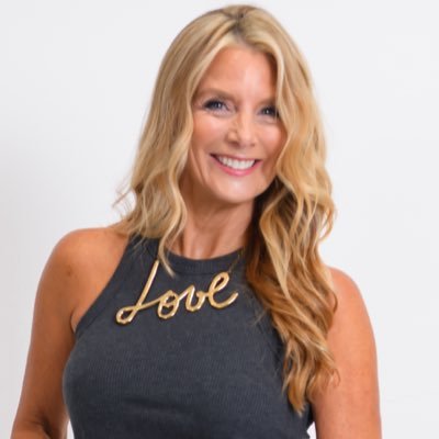 Mom, Entrepreneur, Mental Health Advocate, Pilates & beach lover. Go Irish!☘️ Founder of @elunanetwork, @goldentouchwrld, & Good Morning Gorgeous LLC