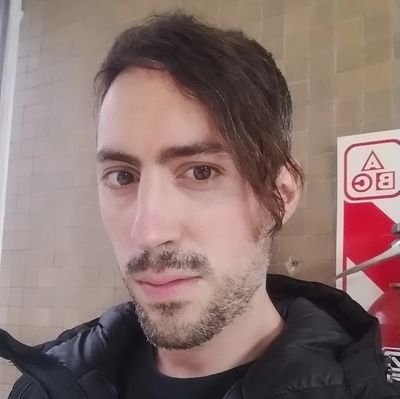 Amo tocar la guitarra, salir a merendar, escuchar música, leer libros, cómics, jugar videojuegos y mirar películas, aprendiendo a tocar el bajo