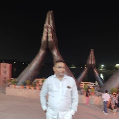 #जिलाकार्यसमितिसदस्यभाजपाआईटीविभागचन्दौली
ज़िन्दगी तनहा सफ़र की रात है
अपने अपने हौसले की बात है
क्या पता पहुँचेंगे कब मंज़िल तलक
घटते बढ़ते फ़ासले का साथ है