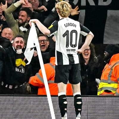 enjoy the champagne football of NUFC from the dizzy heights of the strawberry corner. big into @patriots @penguins @warriors @brewers