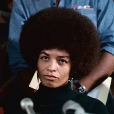 tentando captar que a emoção é um direito e que a realidade resiste a qualquer ideia feita sobre ela.
cansada da família, do estado e da propriedade privada.