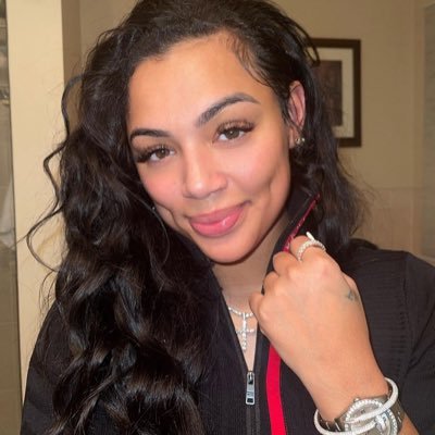 Debbiemi13's profile picture. 