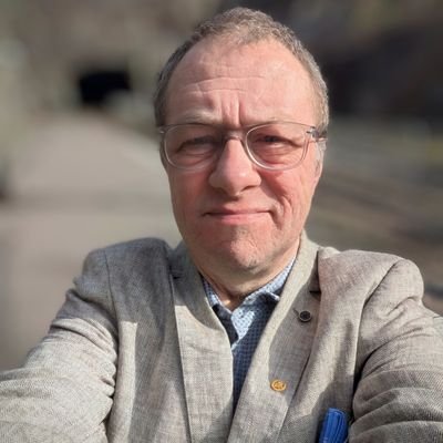 Son till Tage. Morfar, ordvrängare, amatörspeleman. En Jesu lärjunge. Vän av Israel. Kandidat i kyrkovalet 2025 för Sverigedemokrater i Svenska kyrkan (SD-SK).