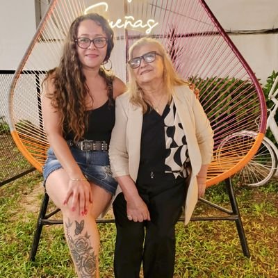 No busco la aceptación de nadie tampoco su rencor, irónica,vulgar en mi hablar ,guaza, grosera, trasparente soy peculiarme loquita,auténtica y real💃