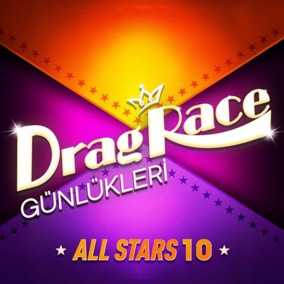 Chabernaud, Enissa, Kerem ve Turuncan’ın Rupaul’s Drag Race’i sezon sezon bölüm bölüm yorumladığı Drag Race Günlükleri podcasti tanıtım sayfasıdır.