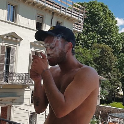 🌼 31 da poco, ma è come se fossero 19. Ariete incallito. Designer.