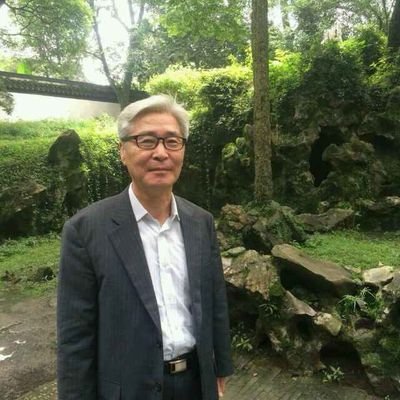 부산에서500년 고향지킴이,과학기술,발명가.
막걸리사랑,담배는 아직?
정치인과지망생들 잘하면박수치고.
못하면 비판하는것.
통일 조국,판검개혁이 숙원.