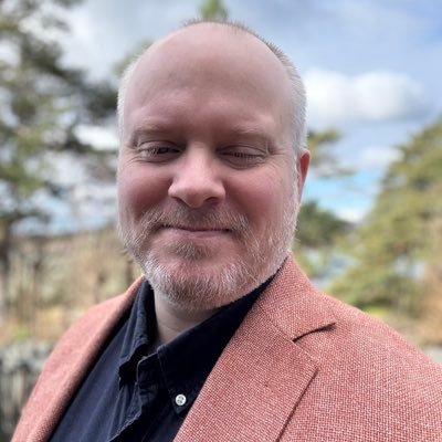Pappa, ektemann, 25 til sinns, sluttet aldri med leker, elsker skrekk og gru, digger katter og er selvproklamert übernerd.