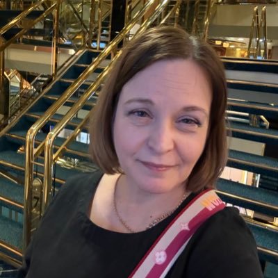 Musiikkiopiston rehtori, FM, pianopedagogi. Johtotähtenä sivistys ja kulttuurikasvatus. Kahden aikuisen lapsen ja mäyräkoiran äiti.