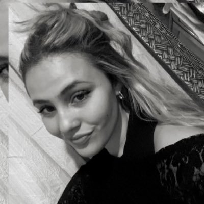 Caruucastroo's profile picture. Amante de los libros de amor, acumuladora de ropa y un sueño inquieto preocupante🌸