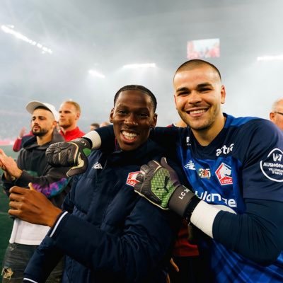23Years @losc ❤️⚜️🤍 The North is red @itsjodavid @Warriors💙💛 le goat chef curry @StephenCurry30 @FCSM_Officiel💛💙