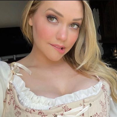 BreeO7072's profile picture. Ask!!