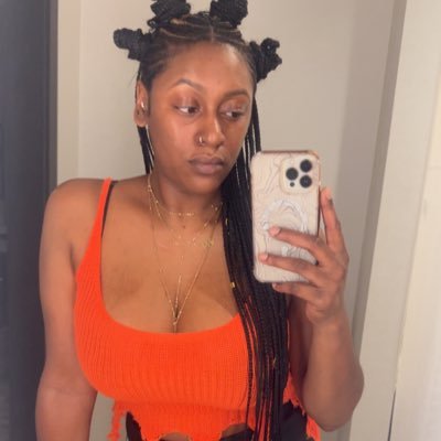 Godess of the Odd. 🧜🏾♀️🧞♀️ Let yourself unwind get lost in the garden of my mind. Eat me, Im organic.