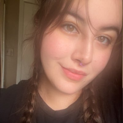 hi i play video games and stuff. I also make emotes/sub badges/channel art- hmu