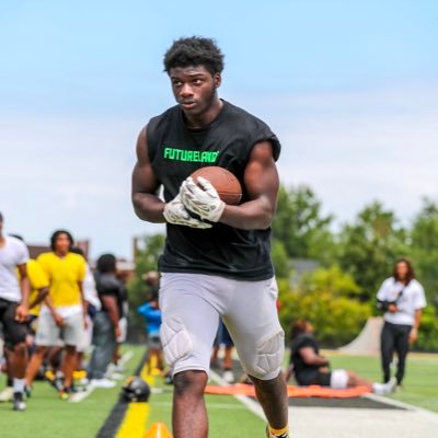 6’0 210 Football/Track, Class of 2026 LB/RB # 216-622-5484 Black.squad.simon@gmail.com Bench 310 Squat 455 DL-455