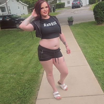 Offering foot worship sessions, fart fetishes, smoking fetishes..open to other kinks I'm a beautiful Domme who is ready to drain you... I also make customs!