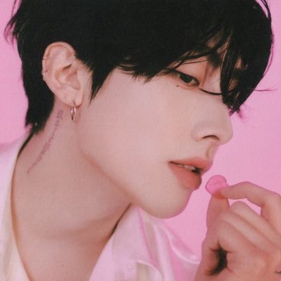 strwberryrvsh's profile picture. 19  • zb1 ult ˚ʚ♡ɞ˚