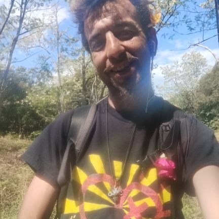 Un pied a Terre mais souvent tête en l'air,
ça se balade la fleur au fusil mais avec
une rose a la boutonnière
From pPAM to Ze World Bby