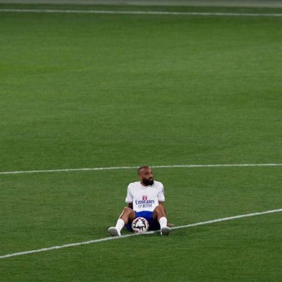 No love @Benzema pour ce blason frappé du lion 🦁 @bloc405