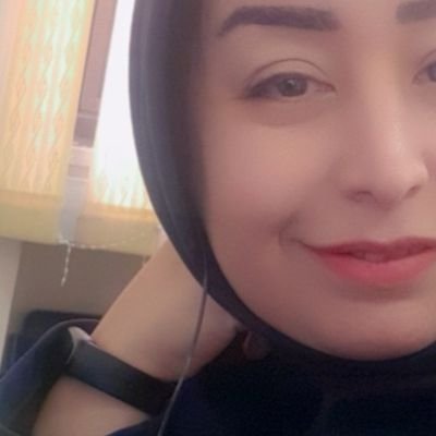 متاهل،مادر، دانشیار میکروبشناسی، بیزار از چپ و راست، عاشق طبیعت و حیوانات