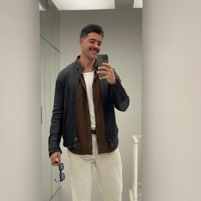 Hombre Cis genero. Mis pronombres: He/His/Him/El/Ellos. Si soy el medico de Lozano. Miro tele de aire