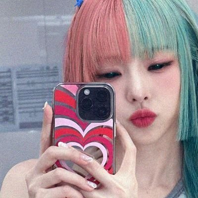 diretor do departamento loonaturn de comunicações, dono da marca registrada vivi de cabelo rosa