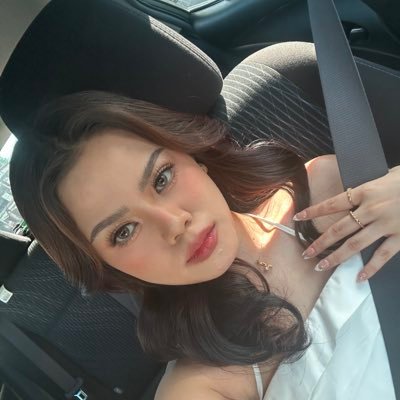 isabellejoey's profile picture. forever living to hate my own existence