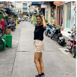 Miehee81762's profile picture. 📊 smart girl with a knack for tracking Nasdaq trends! open to insights. Chat stock portfolios via DM! 🎯 #Wealth #Markets