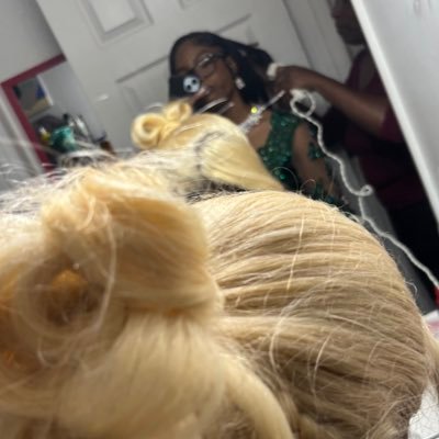 that1negemini's profile picture. fm on ig @luvvriia 👩‍❤️‍💋‍👩