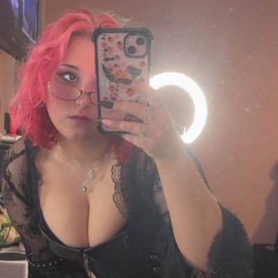 gothicpinks's profile picture. 18+ / caught up with one piece